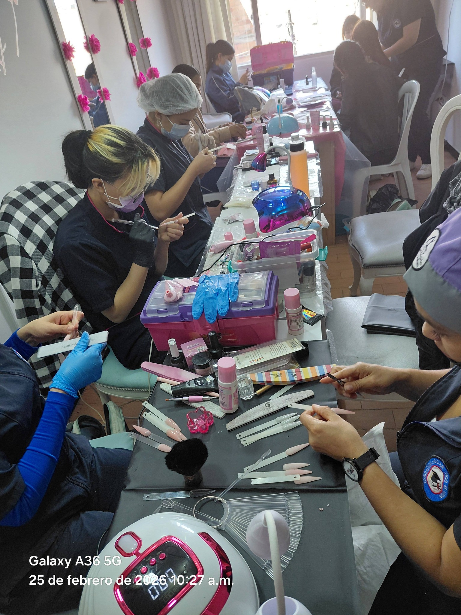 Estudiantes de la Fundacion HDEA practicando en un taller de belleza